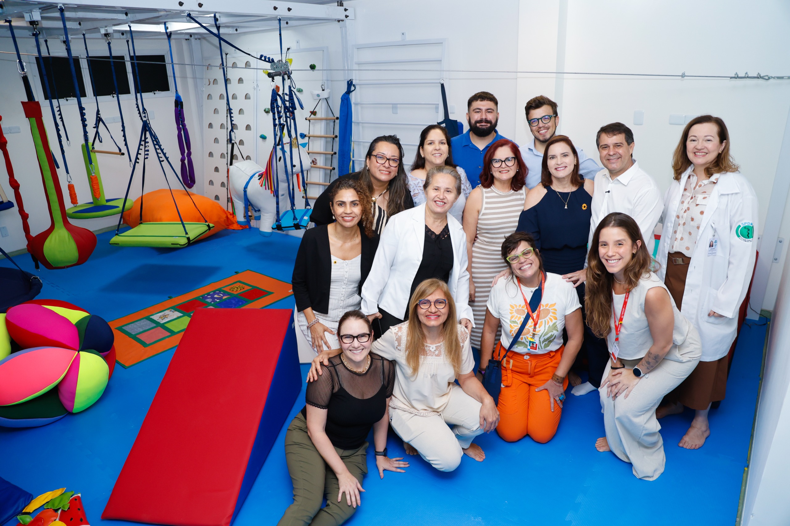 grupo de pessoas posa para a foto